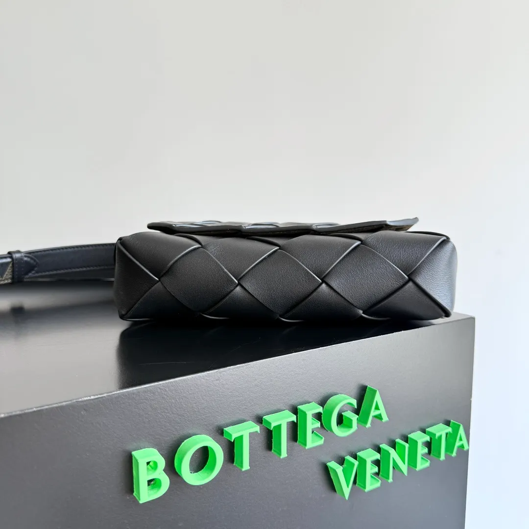 Batch 1860 BOTTEGA VENETA new Diago crossbody bag The dynamic silhouette is built diagonally to show the unique ingenuity. As a member of the B family's early autumn series, it uses the highest quality calfskin. The entire bag is softer, thick and weighty, and durable. It is equipped with an adjustable strap. The texture of the 3cm wide leather strap is very similar to the litchi pattern. It is slightly stiffer than the litchi pattern. It is low-key, luxurious and full of connotation. It is refreshing and comfortable to match the upper body. Hu Yitian was also successfully captured by it. Style number: 795637 (817921) Size: 22.5*16.5*5.5cm